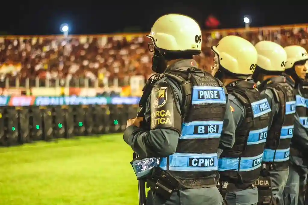 Policiais de prontidão na Arena Batistão, em Aracaju