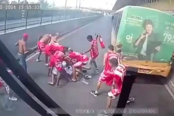 Integrantes da torcida de cor vermelha são os suspeitos do crime