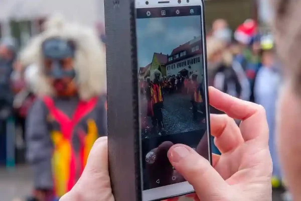 Folião utilizando o celular no carnaval