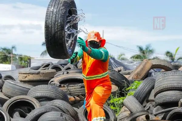 Gari ajuda na retirada de água parada acumulada em pneus