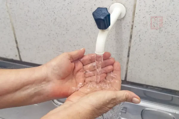 agua torneira maos