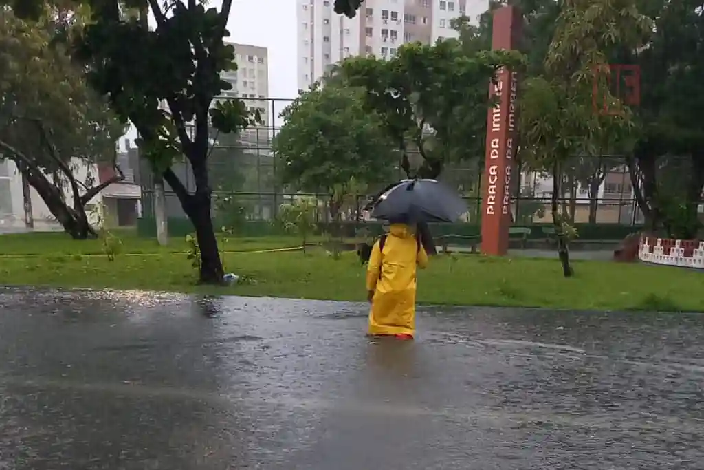Chuva alaga ruas de Aracaju