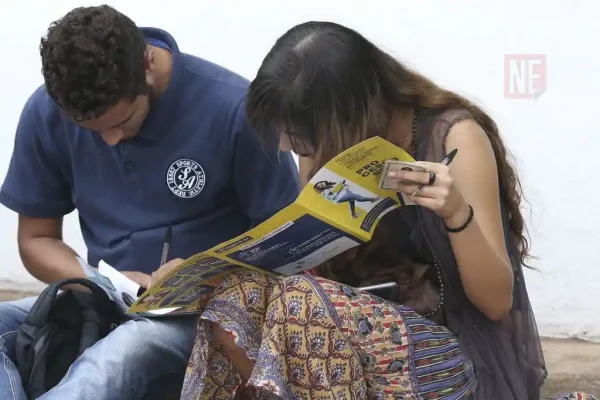 Estudantes conferindo detalhes do Enem