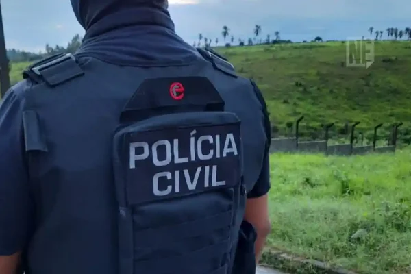 Policial Civil de Sergipe sendo retratado de costas