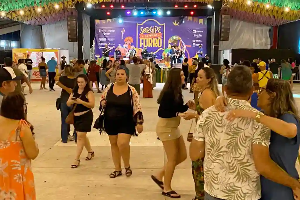 Apresentações de artistas locais agradam visitantes da Vila do Forró