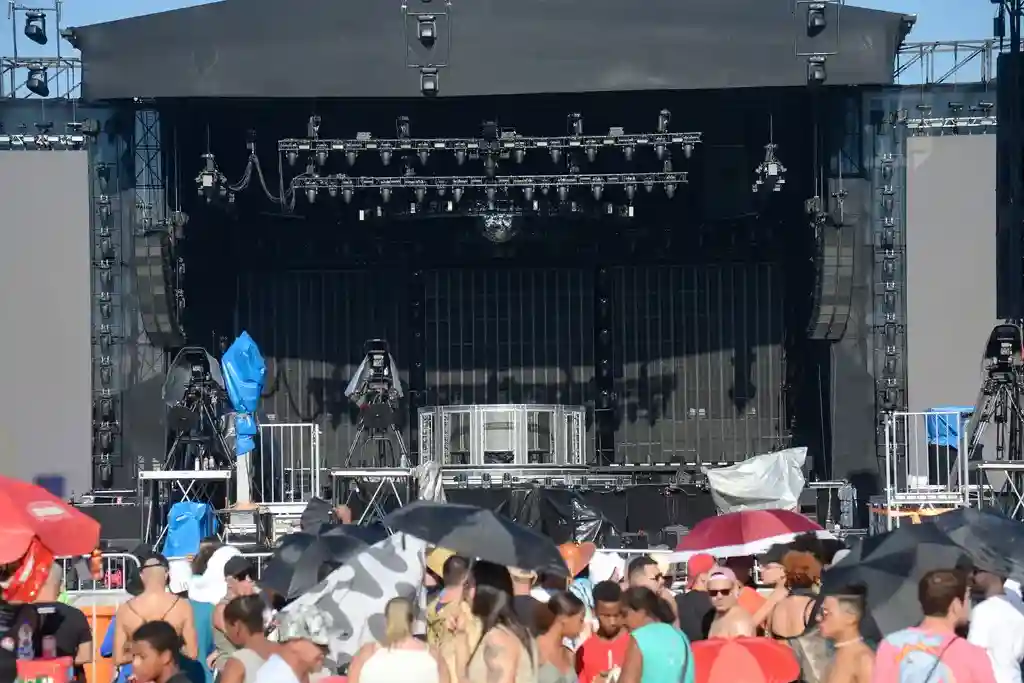 Público em frente ao palco aguarda para show da Madonna – Rio de Janeiro (RJ), 04/052024 – Foto: Tomaz Silva|Agência Brasil