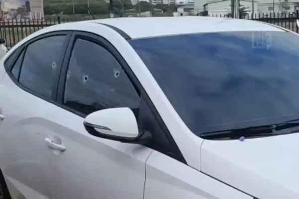 Carro do advogado criminalista Lael Rodrigues crivado de balas