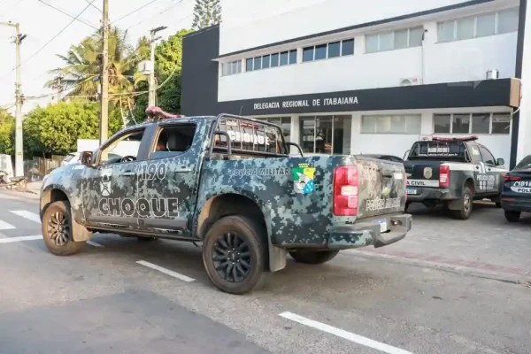 Viatura do Choque em frente da delegacia de Itabaiana, em Sergipe
