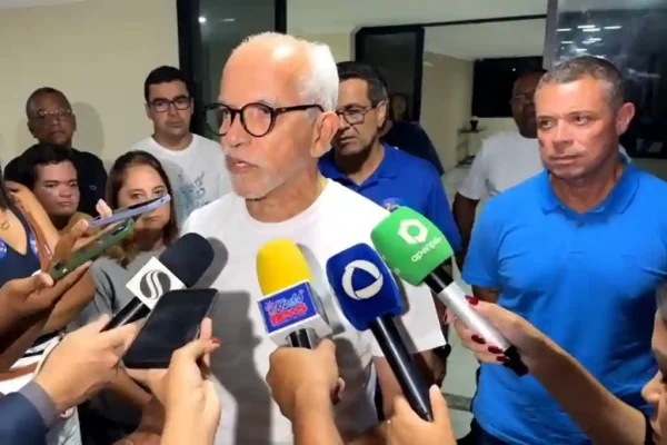 Edvaldo Nogueira concedendo entrevista à imprensa