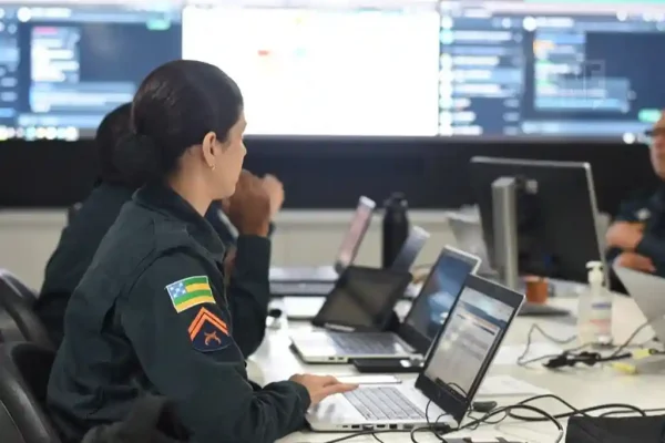 Policial mulher trabalhando na central de controle da PM de Sergipe