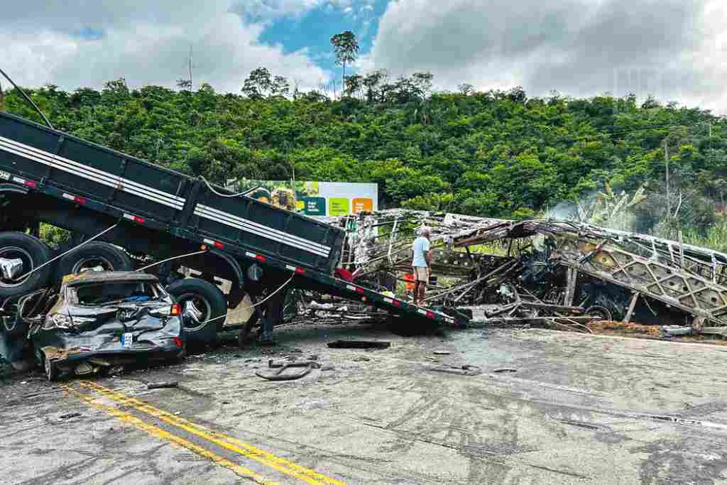 Acidente em rodovia deixa 22 mortos em Minas Gerais