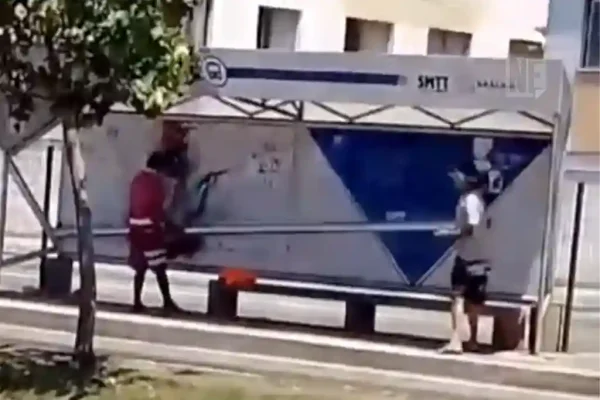 Homens são flagrados furtando ponto de ônibus em Aracaju