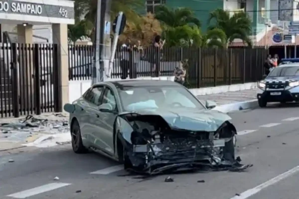 Ciclista é arremessado após ser atingido por carro na Avenida Beira Mar, em Aracaju