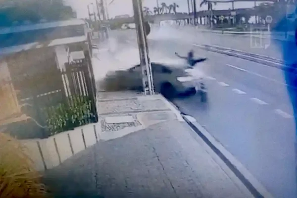 Ciclista é arremessado após ser atingido por carro na Avenida Beira Mar, em Aracaju