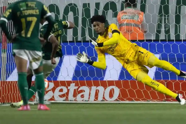 Hugo Souza defende pênalti