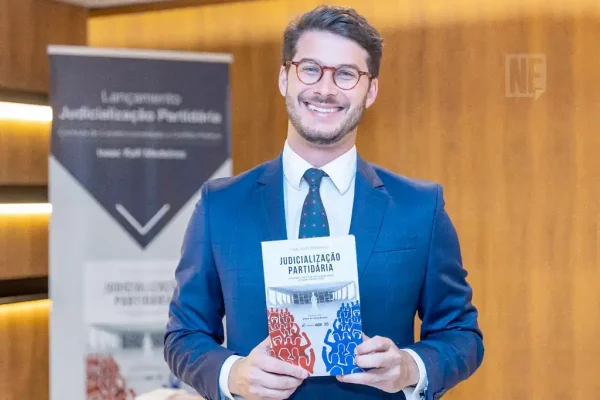 Advogado Isaac Kofi Medeiros lança livro em Aracaju
