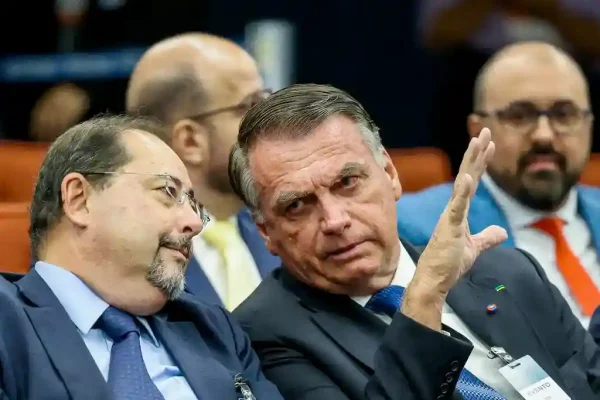 Bolsonaro na 1ª fila para ver julgamento no STF