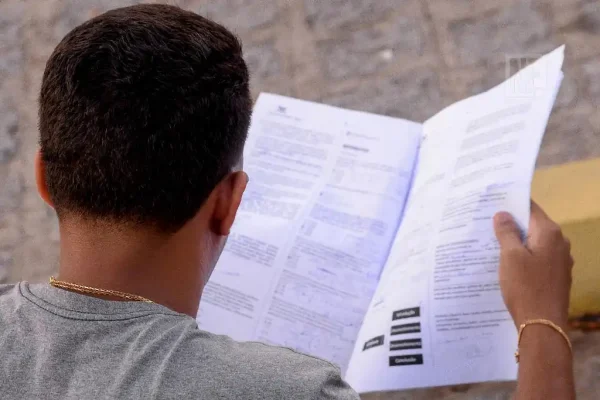 Candidato conferido prova de concurso