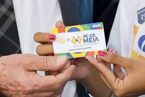 O presidente da República, Luiz Inácio Lula da Silva, participa da entrega de cartões do Programa Pé-de-Meia para alunos de todo o País. Brasília (DF), 25/03/2025
