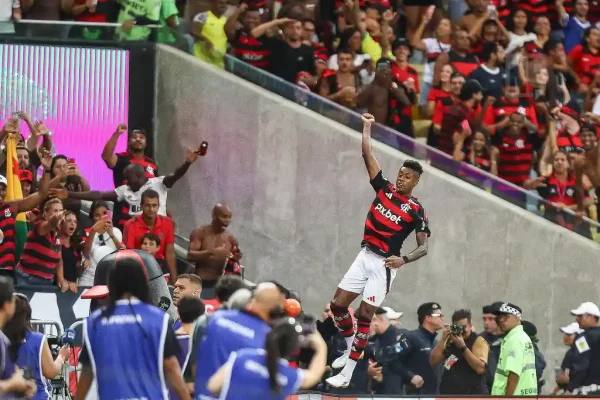 Bruno Henrique comemora gol pelo Flamengo