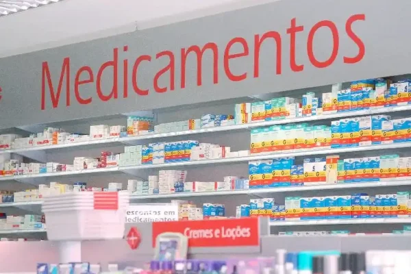 Área de medicamentos de uma farmácia