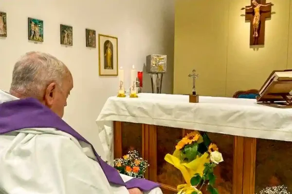 O Papa na capela privada do décimo andar do Hospital Gemelli. Roma 16/03/2025