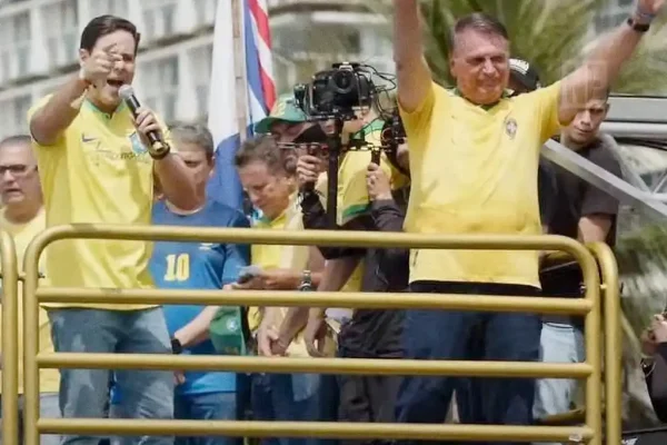 Rodrigo Valadares e Jair Bolsonaro – Copacabana, Rio - 16/03/2025