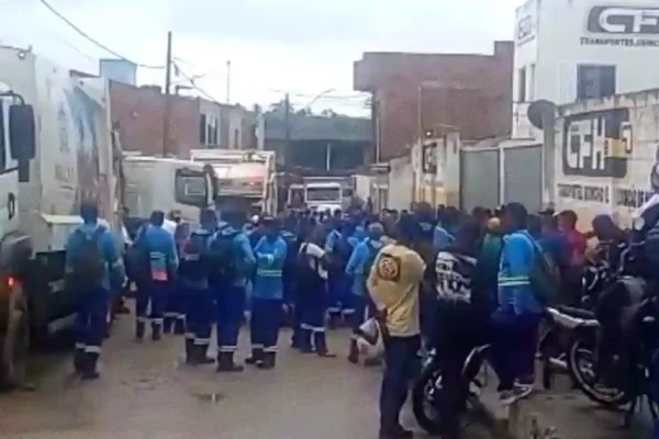 Trabalhadores da Renova paralisados na frente da empresa, em Aracaju