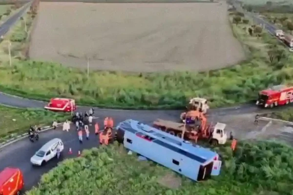 Ônibus tomba em MG e deixa 10 mortos e 16 feridos