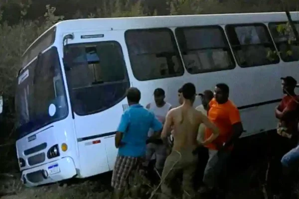 Mulher e criança morrem em acidente de ônibus