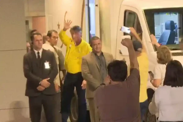 Bolsonaro segue na UTI sem previsão de alta