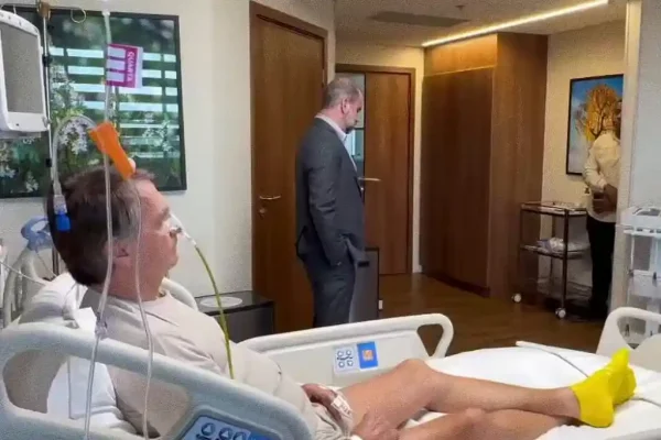 Após live na UTI, STF intima Bolsonaro em hospital