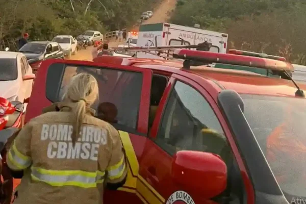 Acidente com ônibus que caiu em ribanceira, em Sergipe, mata duas pessoas