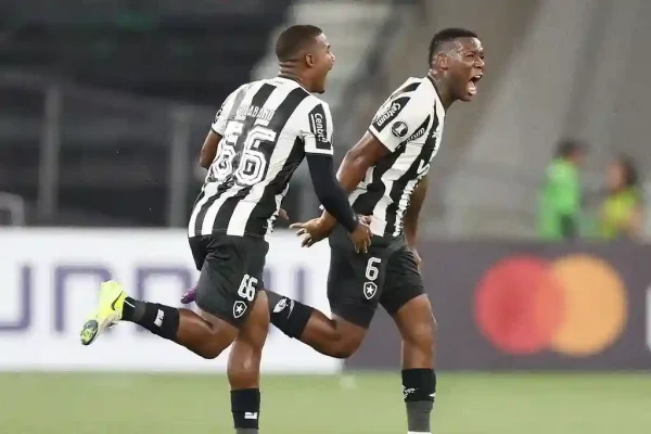 Alvinegro derrota o Carabobo por 2 a 0 no Nilton Santos