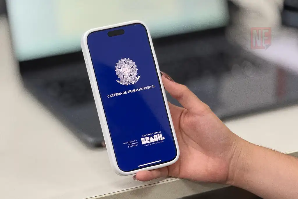 Pessoa segurando o celular com o app da Carteira de Trabalho Digital na tela