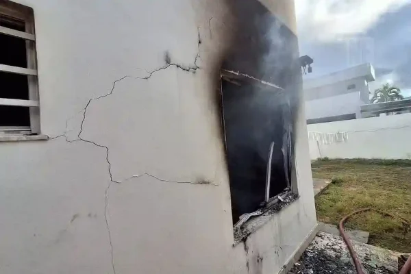 Casa pega fogo em condomínio no Robalo; três pessoas são hospitalizadas