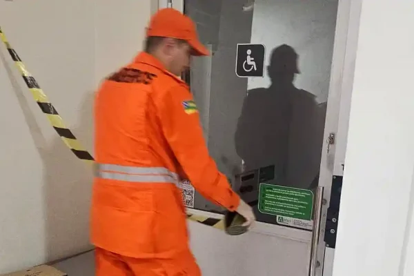 Elevador da Câmara de Aracaju cai e fere mãe e filha