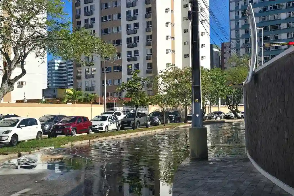 Maré alta deixa ruas alagadas em Aracaju