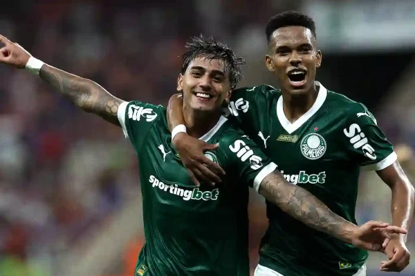 Jogador Facundo Torres comemora seu gol o Fortaleza