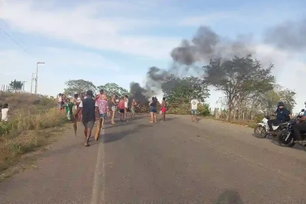Protesto por falta de água bloqueia trecho da SE-160 em Aquidabã