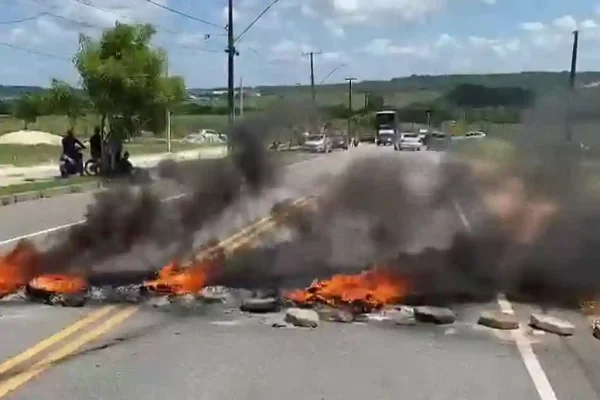Moradores de Japaratuba protestam após morte de jovem em abordagem policial