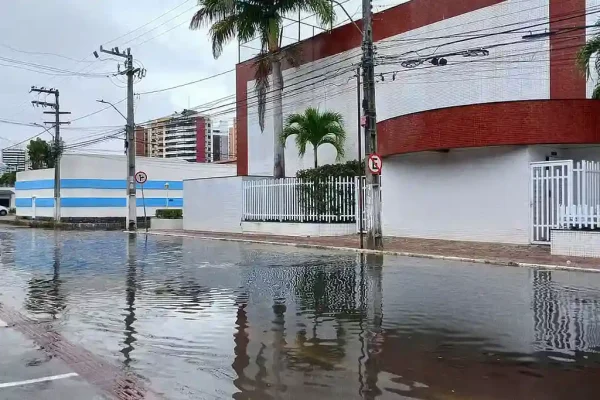 Chuva deixa ruas alagadas em Aracaju