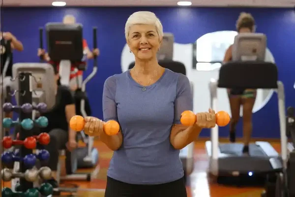 Shirley de Toro, que é professora aposentada, atriz e modelo, faz musculação no centro de ginática multifuncional do SESC Santana, na zona norte da capital. 21/03/2025