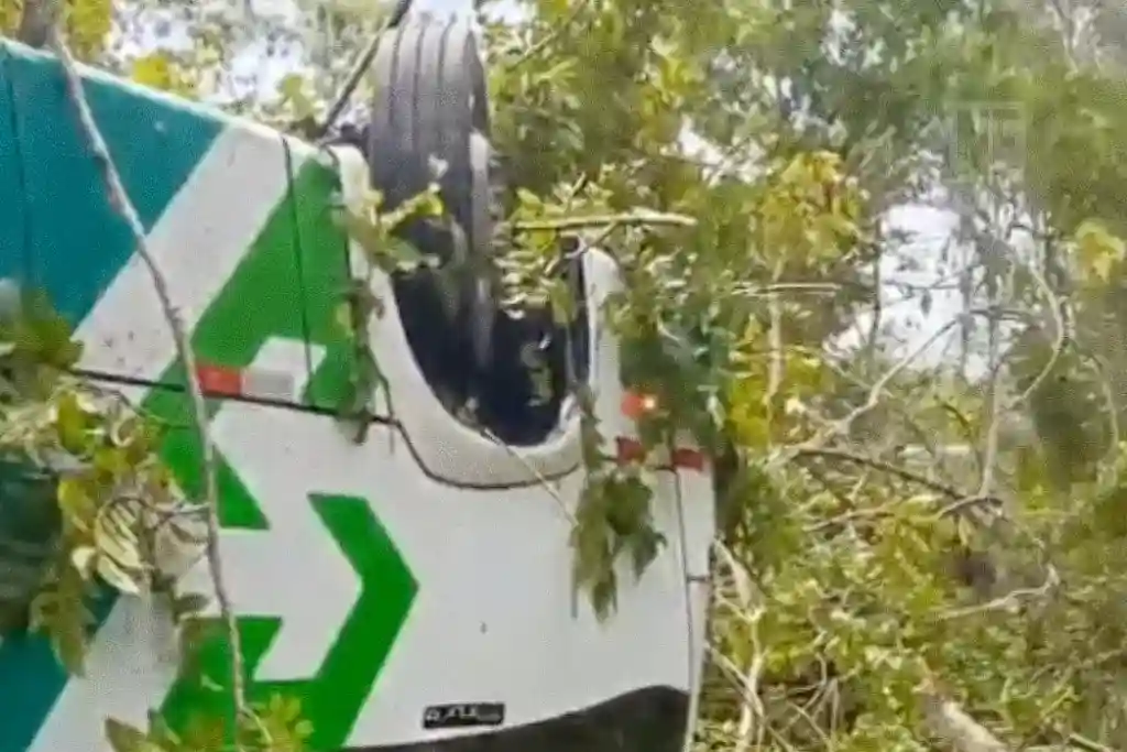 Micro-ônibus capota na BR-101 e deixa feridos em Sergipe