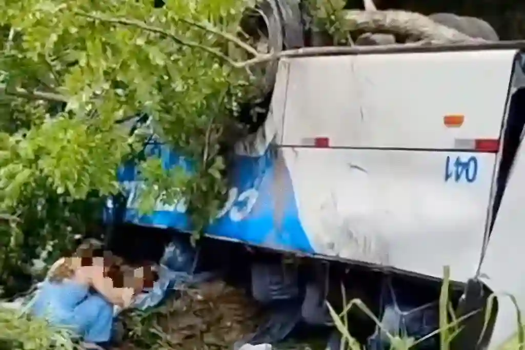Capotamento envolvendo micro-ônibus da Coopertalse em Rosário do Catete levou 9 feridos ao Huse