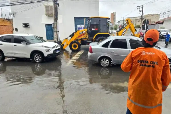 Chuva em Aracaju supera média de maio e provoca bloqueios em vias