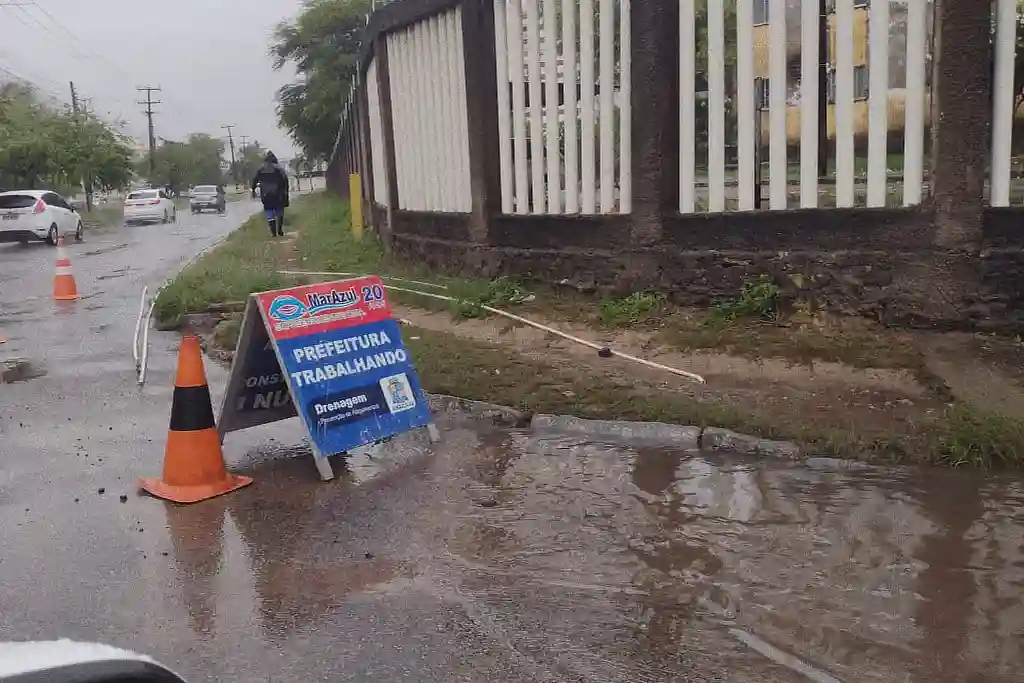 Chuva em Aracaju supera média de maio e provoca bloqueios em vias