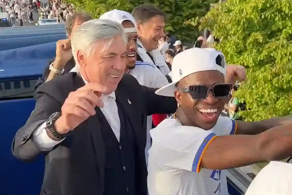 Carlo Ancelotti dança com Vini Jr