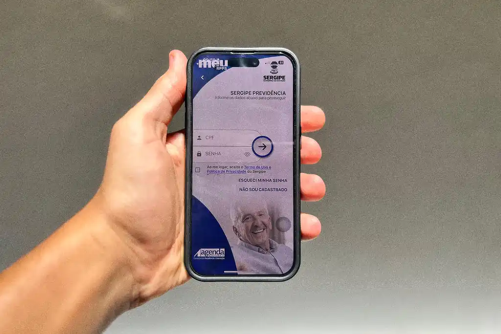 Pessoa segurando celular exibindo o app RPPS para aposentados de Sergipe