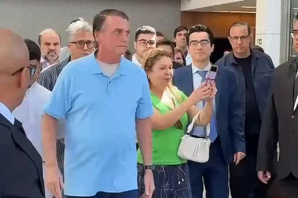 Bolsonaro recebe alta hospitalar após 3 semanas